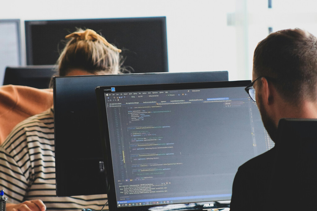 Cada vez más programadores dependen de la IA para programar. Y cada vez se fían menos de ella