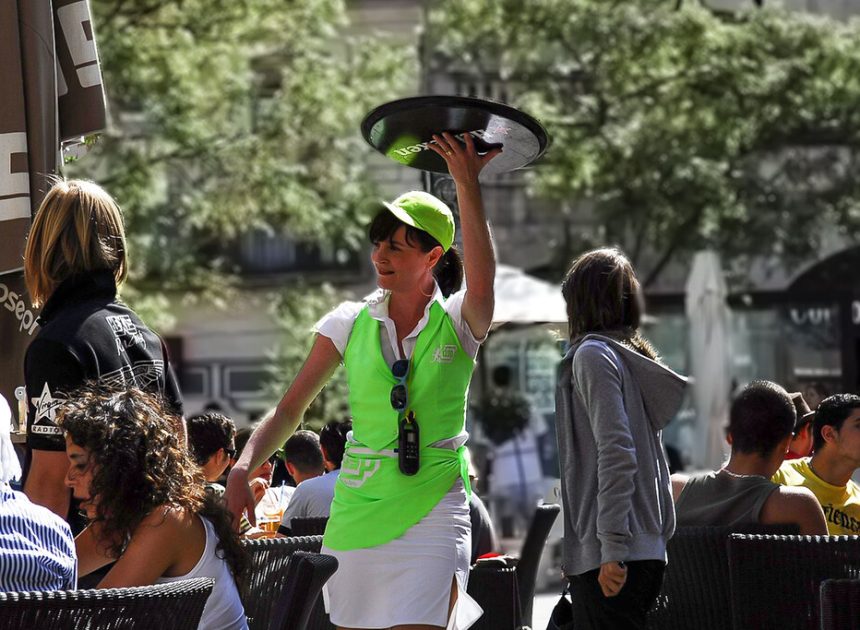 Ayudar al camarero a recoger la mesa parece un gesto amable: los psicólogos ven algo mucho más profundo