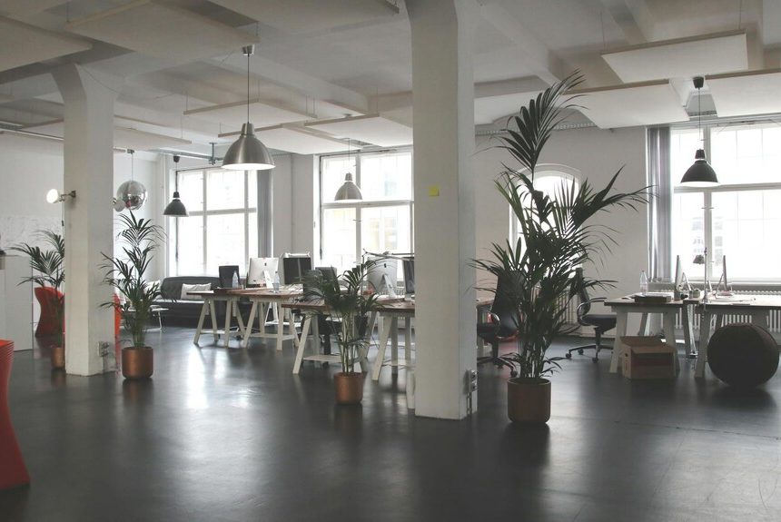 «La IA no pide aumentos de sueldo»: este CEO está encantado de despedir empleados y sustituirlos por IA
